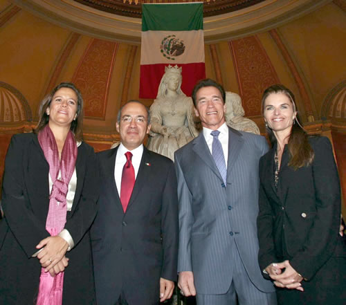 CALDERON PASTANDO CON EL NEOFASCISTA HILERIANO "DECLARADO" DE ARNOLD SCHWARZENEGGER, MIEMBOR DE LA FAMILIA KENNEDY, UNA DE LAS 12 FAMILIAS DEL ILLUMINATI. LA ESPOSA DE CALDERON, FELIPE DEL SAGRADO CORAZON DE JESUS CALDERON, ARNOLD SCHWARZENEGGER Y MARIA SHRIVER, NOTEN LA SIMBOLOGIA DETRAS DE ELLOS, ¿CUAL ES EL MENSAJE? LA MONARQUIA GOBIERNA A MEXICO Y ELLOS SON MIEMBROS DE LA MISMA.